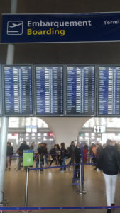 Tableau des départs à l'aéroport : en route pour l'aventure