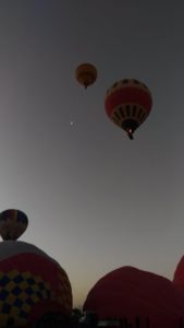 Envol des montgolfières vers la Lune