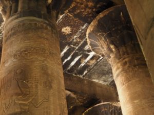 Un plafond noirci au temple d'Edfou