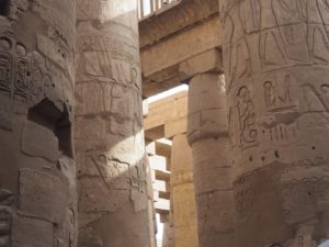 Les colonnes en forme de lotus du temple de Karnak