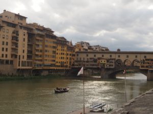 Promenade le long de l'Arno à Florence