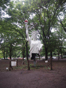 Oeuvre contemporaine, parc de Ueno, Tokyo, Japon