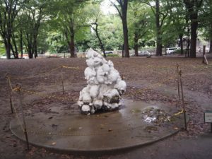 Oeuvre contemporaine, parc de Ueno, Tokyo, Japon
