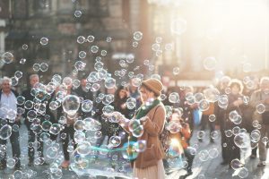 Les bulles tels des petits bonheurs à attraper