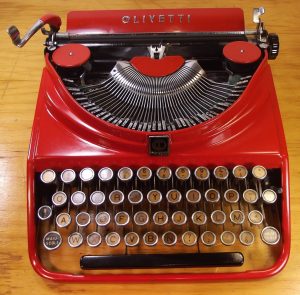 Une machine à écrire Olivetti