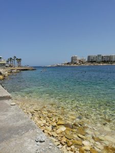 Une plage de San Giljan à Malte