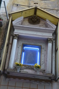 Un autel à la vierge avec néons
