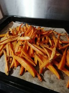 Des frites de patate douce et carottes