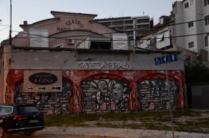 Fresque street art sur le teatro à Lisbonne