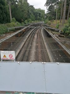 Les rails qui traversent le parc Montsouris