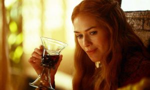 Cersei boit de l'alcool