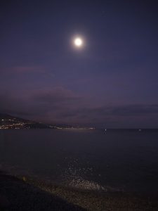 La côte italienne sous la Lune