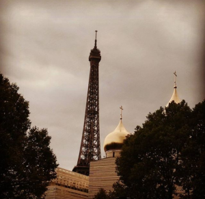 Tour Eiffel et église orthodoxe à Paris