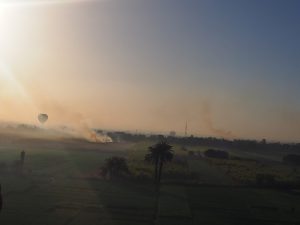 Des montgolfière dans la campagne égyptienne