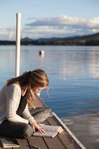 La lecture au bord de l'eau
