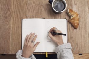 Boulimie d'écriture, avec un croissant et un café