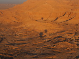 Survol du désert égyptien en montgolfière