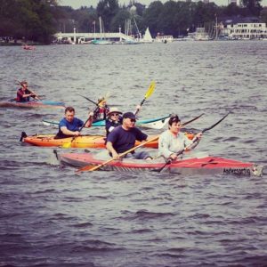 Les kayaks sur le lac de Hambourg