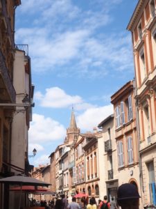 Toulouse, rue des lois et le clocher de St Sernin