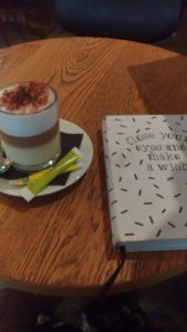 Etre en avance : écrire et boire du café