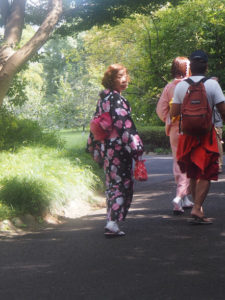 Femmes en kimono au jardin impérial de Tokyo