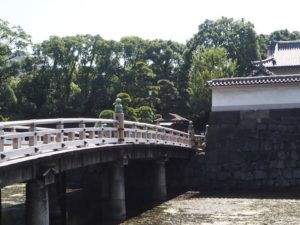 Le pont qui mène au jardin impérial de Tokyo