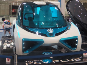 La voiture hydrogène Toyota exposée au showroom de Tokyo