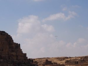 Faire du parapente au dessus des pyramides égyptiennes