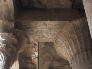 Un plafond noirci au temple d'Edfou