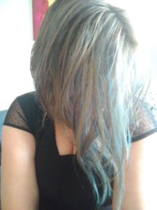 Nina aux cheveux bleus
