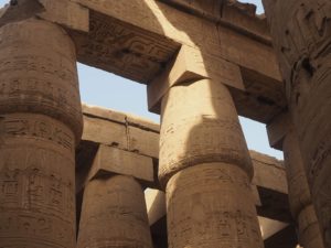 Les colonnes en forme de lotus du temple de Karnak