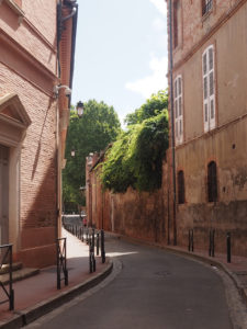Marcher dans les ruelles de Toulouse