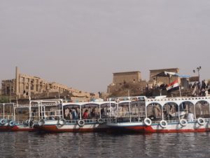 Les bateaux devant le temple de Philae