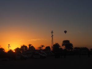 Une montgolfière dans le ciel d'Egypte