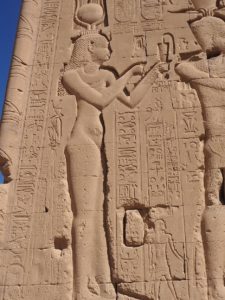 Cléopâtre sur le mur du temple de Denderah