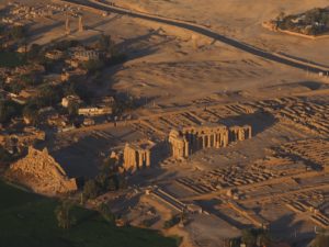 Colosses de Memnon vus du ciel