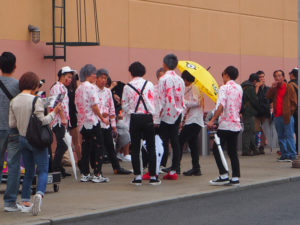 Des visiteurs du Universal Studio Japon déguisés en zombie