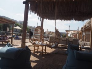 Le bar de la plage de l'Enorme hotel en Crète