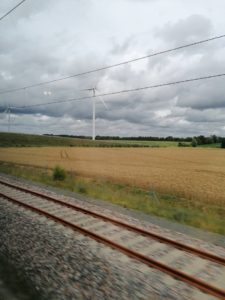 Une éolienne vue du train