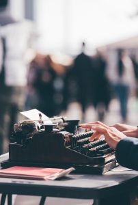 Ecrire avec une machine à écrire