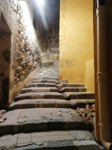 Un escalier de village de nuit