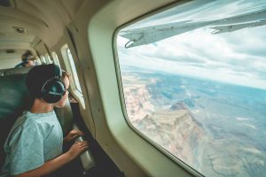 Un enfant dans un avion avec un casque anti-bruit