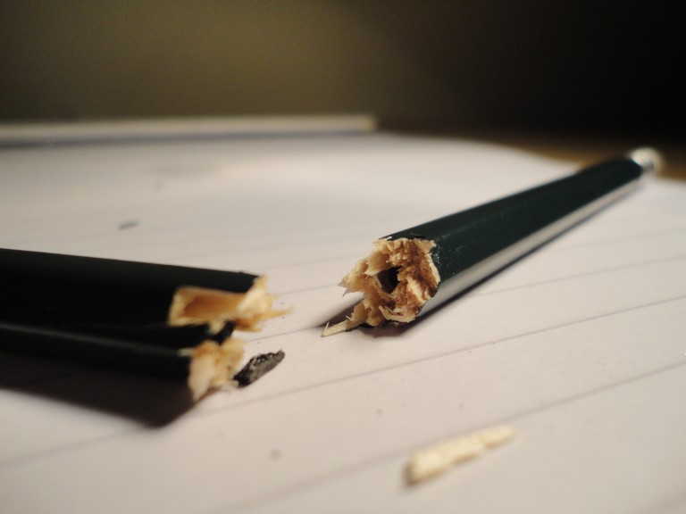 Crayon à papier brisé sur une feuille blanche
