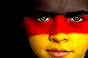 Un enfant avec un drapeau allemand peint sur le visage