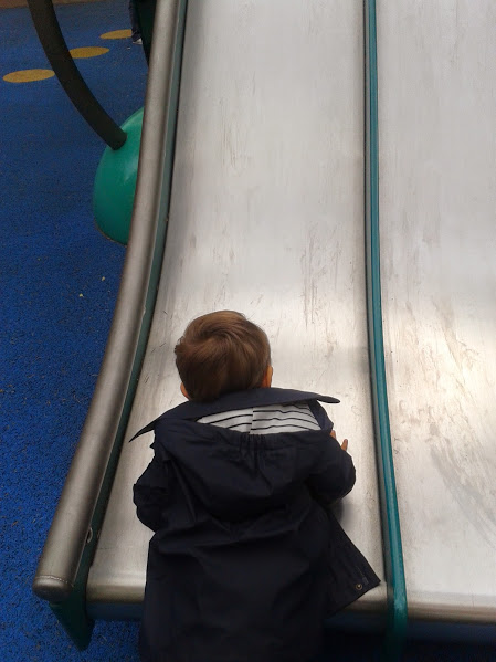 Bébé Saturnin fait du toboggan