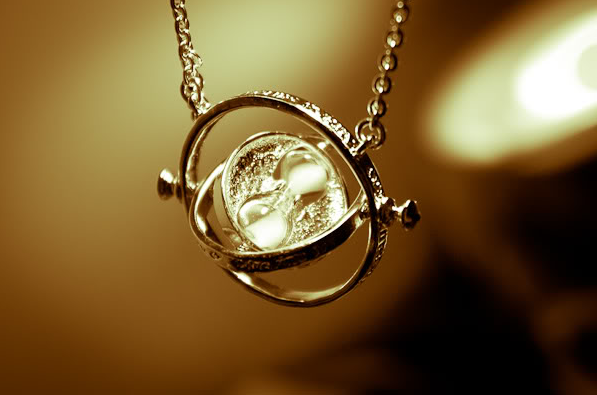 Collier en forme de sablier retourneur de temps