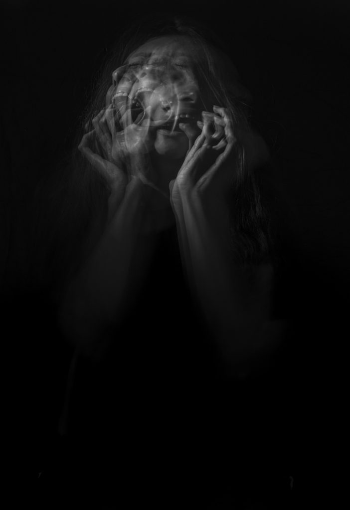 Une femme pousse un cri, image prise en obturation lente