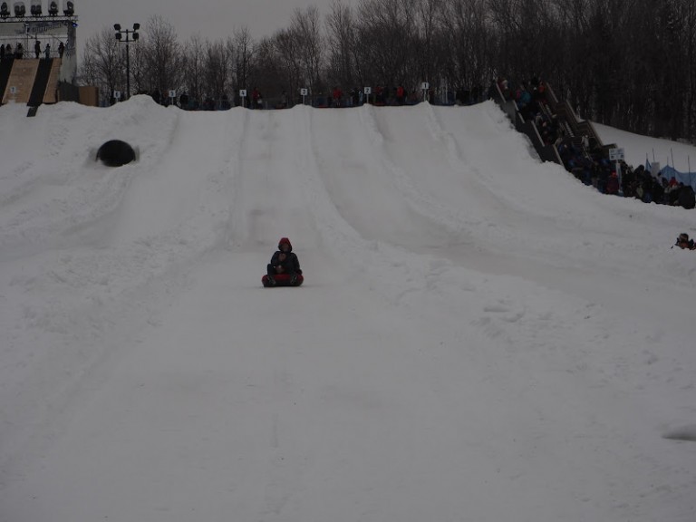 Faire de la luge à la fête des neiges