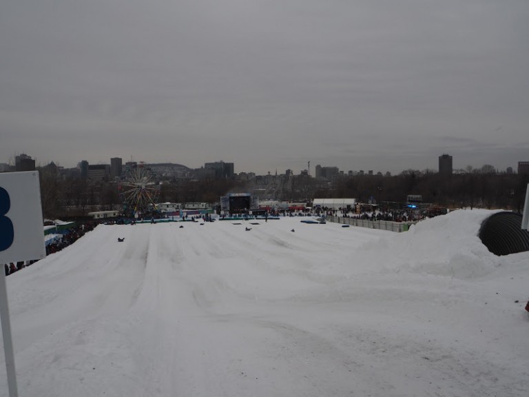 Faire de la luge à la fête des neiges