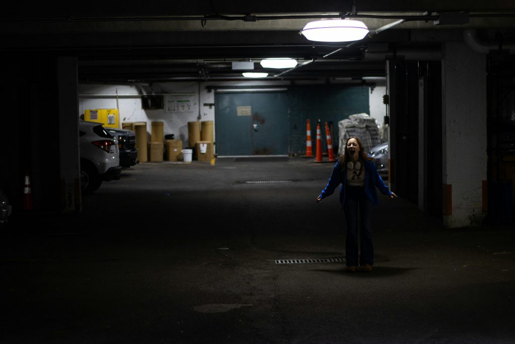 Une femme crie dans un parking